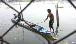 Người phụ nữ chi tiền, năn nỉ kẻ chích điện thả cá chép vừa phóng sinh bị bắt ngày ông Táo